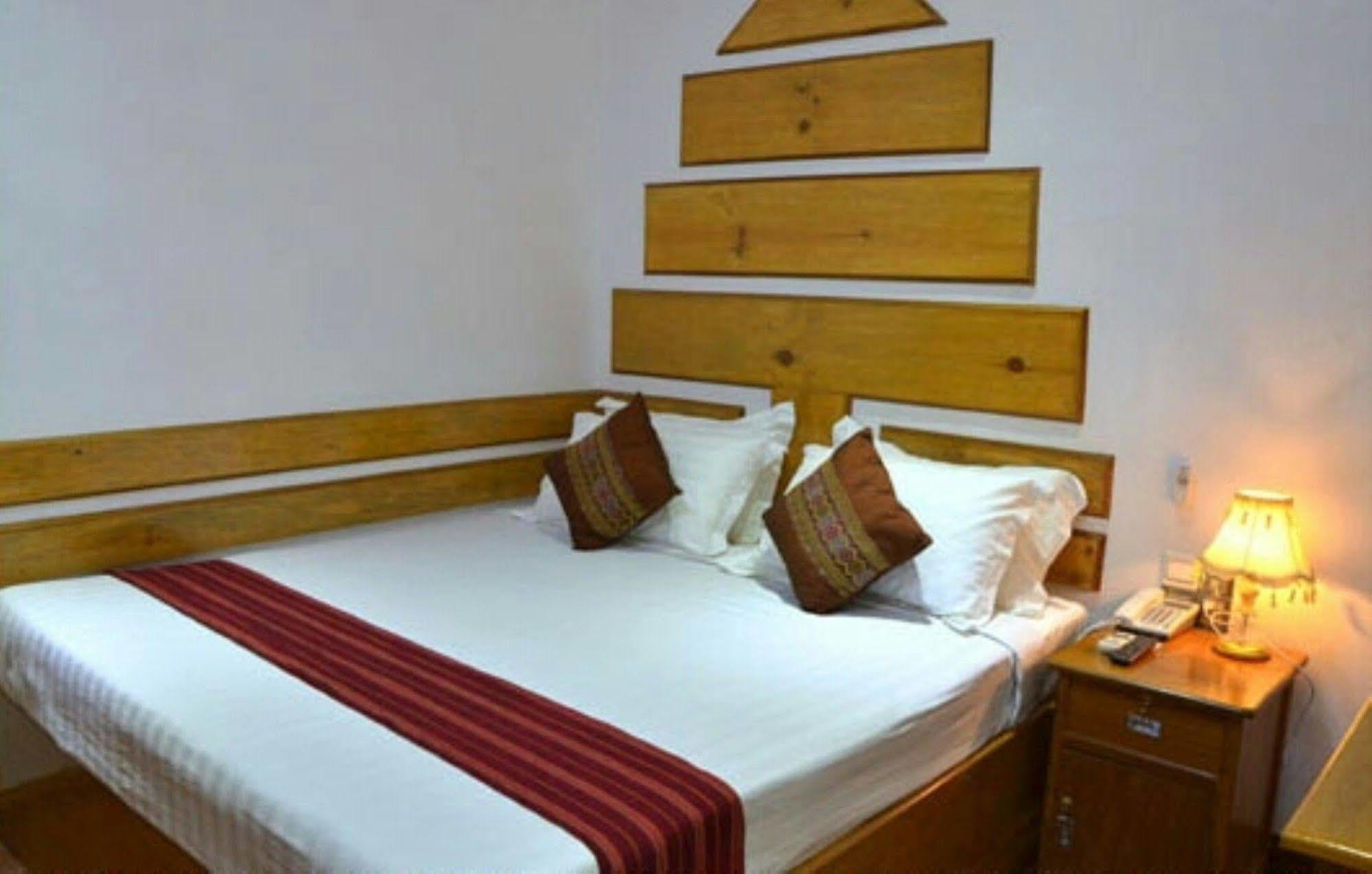 Myat Nan Taw Hotel Loikaw Exteriör bild